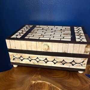 NWOT Home Decoration Wood Bone Inlay
Elegant Black & Cream Storage Jewelry Box